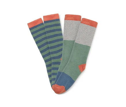 Deux paires de chaussettes. Une paire est rayée vert et bleu avec des bords-côtes et des pointes orange. L'autre est à blocs de couleurs gris, vert et bleu, avec des bords-côtes, des talons et des pointes orange.