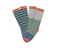 Deux paires de chaussettes. Une paire est rayée vert et bleu avec des bords-côtes et des pointes orange. L'autre est à blocs de couleurs gris, vert et bleu, avec des bords-côtes, des talons et des pointes orange.