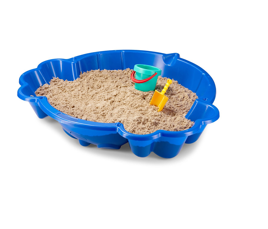 Un bac à sable bleu pour enfants avec du sable, un seau vert avec une poignée rouge et une pelle jaune.