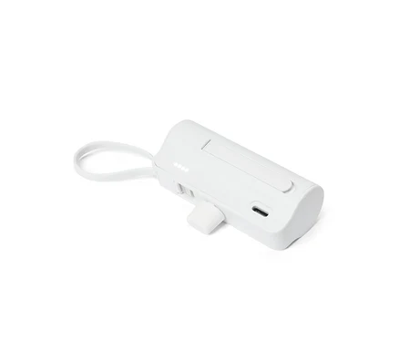 Un bloc-batterie blanc rectangulaire avec un port USB-C intégré et une boucle est posé sur un fond blanc.