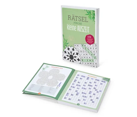 Livre ouvert « Rätsel für die kleine Auszeit » avec des mots croisés et des jeux de recherche de mots.