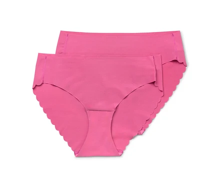 Deux culottes roses pour femmes sont posées l'une sur l'autre.