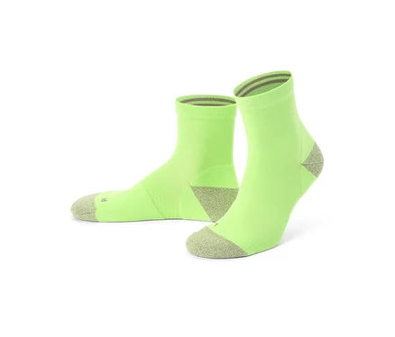Deux chaussettes vert clair avec des bouts et des bords-côtes gris se tiennent sur un fond blanc.