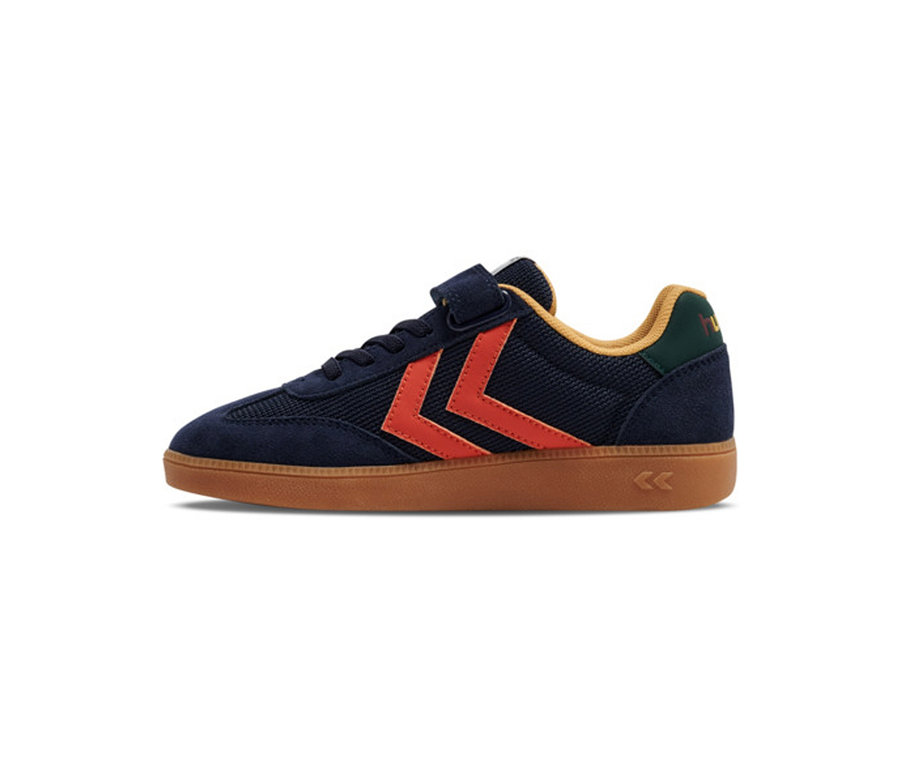 Une seule basket hummel® « VM78 CPH JR » bleu marine avec des chevrons orange, une bordure jaune, un talon vert et une semelle en gomme marron.
