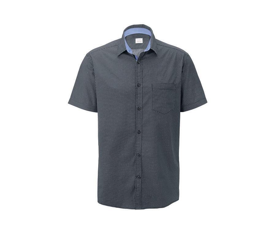 Chemise grise à manches courtes.