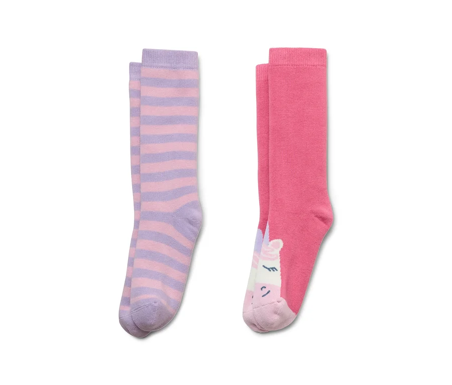 Deux paires de chaussettes hautes côte à côte, une rayée, une avec un motif de licorne.