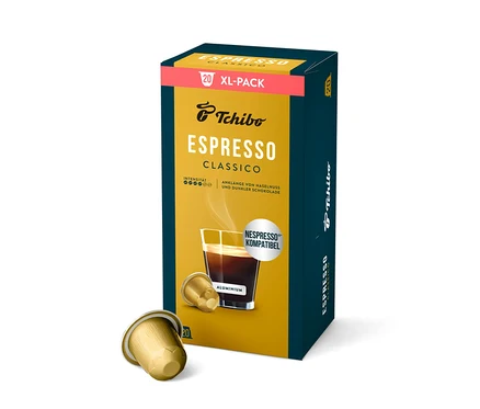 Boîte bleu foncé et jaune de capsules de café Tchibo Espresso Classico, avec les inscriptions "20 XL-PACK" et "NESPRESSO KOMPATIBEL". Deux capsules dorées sont posées devant.