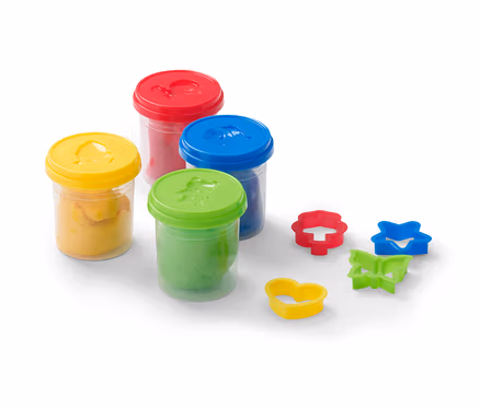 Quatre pots de kit de pâte à modeler en jaune, vert, rouge et bleu, ainsi que des emporte-pièces en forme de cœur, de papillon, de fleur et d'étoile.