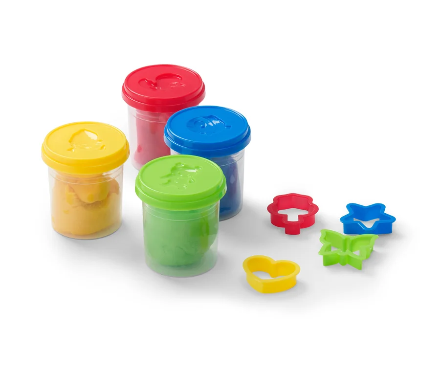 Quatre pots de kit de pâte à modeler en jaune, vert, rouge et bleu, ainsi que des emporte-pièces en forme de cœur, de papillon, de fleur et d'étoile.