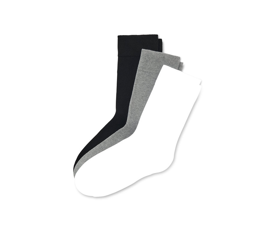 Trois paires de chaussettes : noire, grise et blanche.