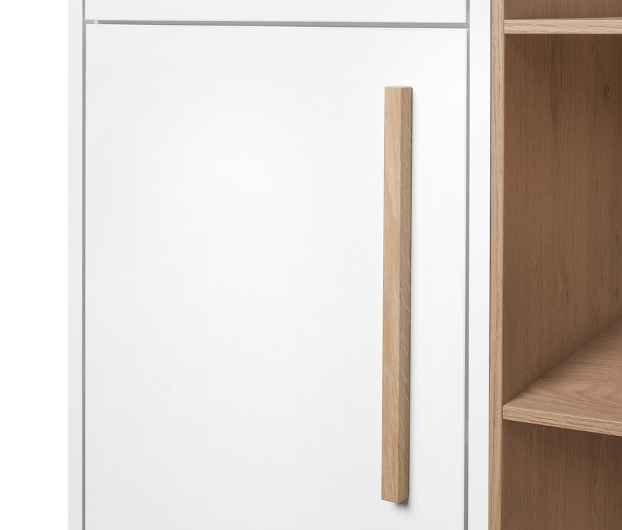 Gros plan d'une armoire haute de salle de bains « Eklund » avec des compartiments latéraux. L'armoire a des portes blanches et des étagères en bois.