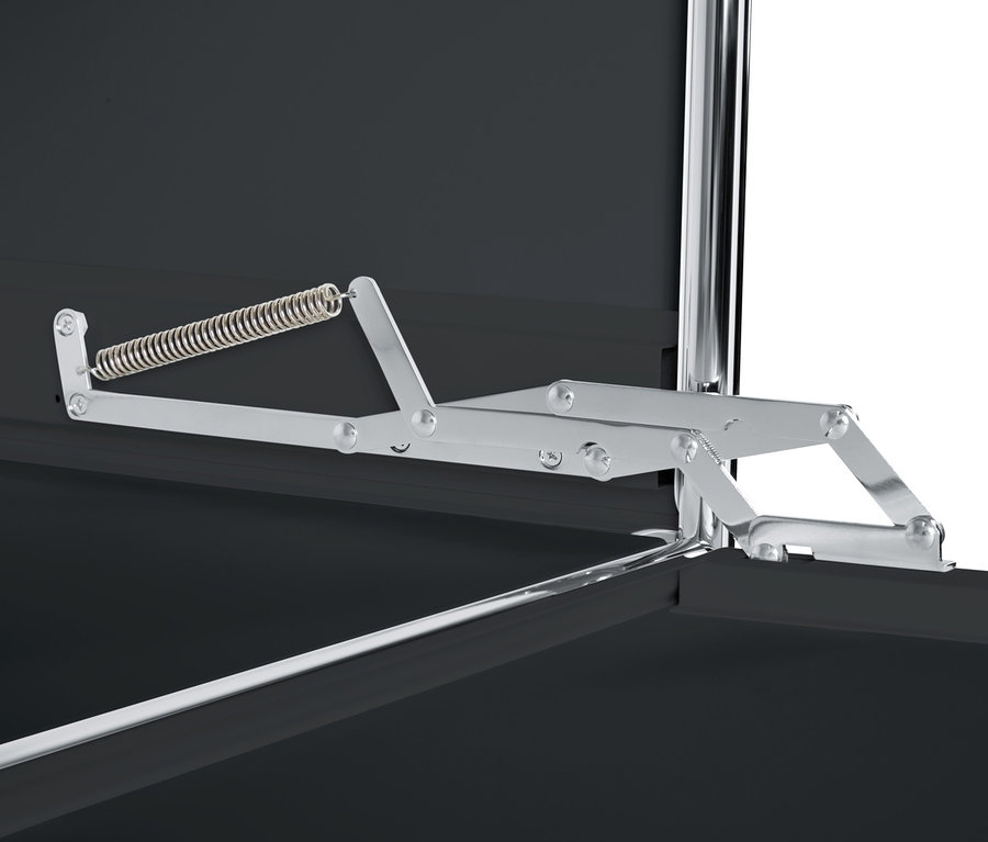 Gros plan sur un meuble haut en métal noir « CN3 » à 4 abattants ouvert.