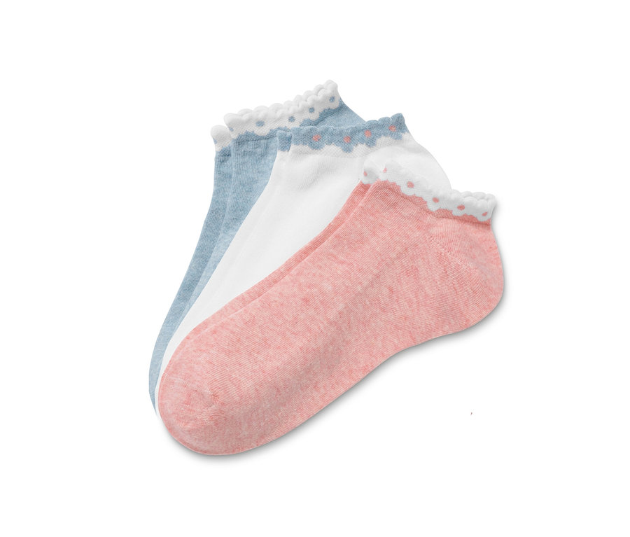 Trois paires de socquettes de sport à bordure fleurie, de couleur bleu clair, blanche et rose.
