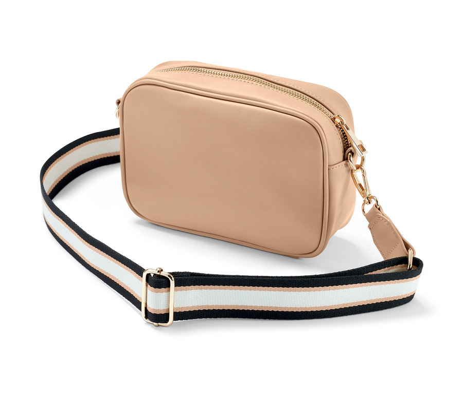 Un sac à bandoulière beige avec une sangle décorative.