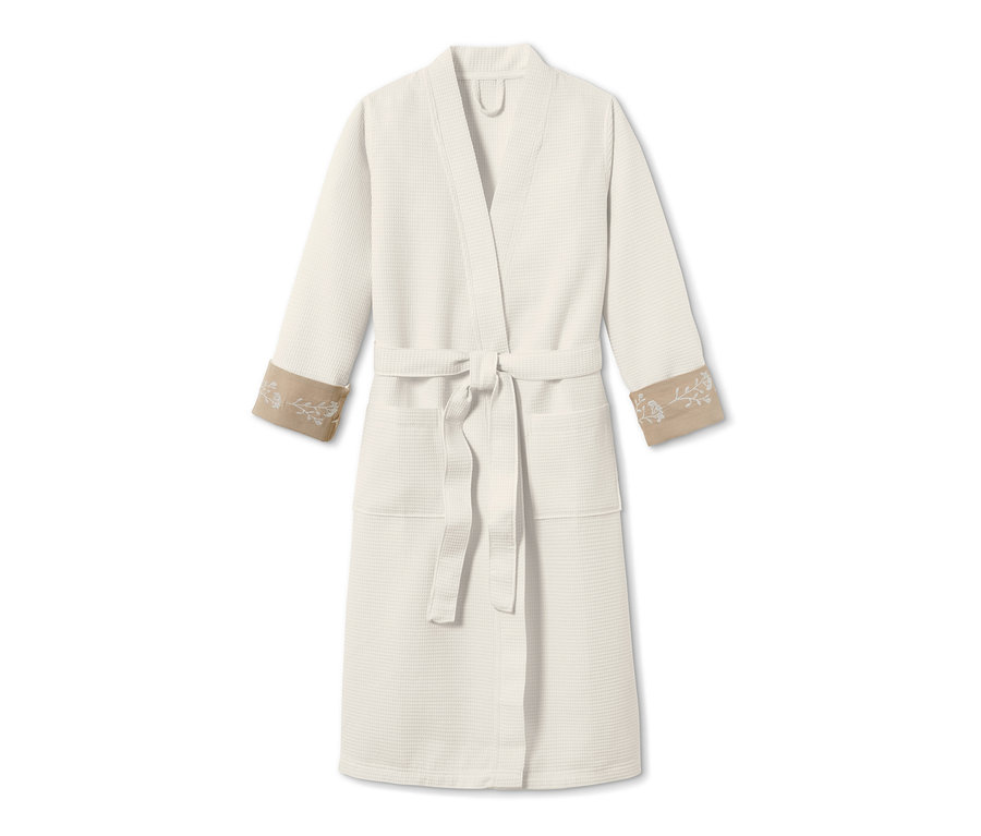 Peignoir blanc pour femmes avec motif floral sur les poignets.