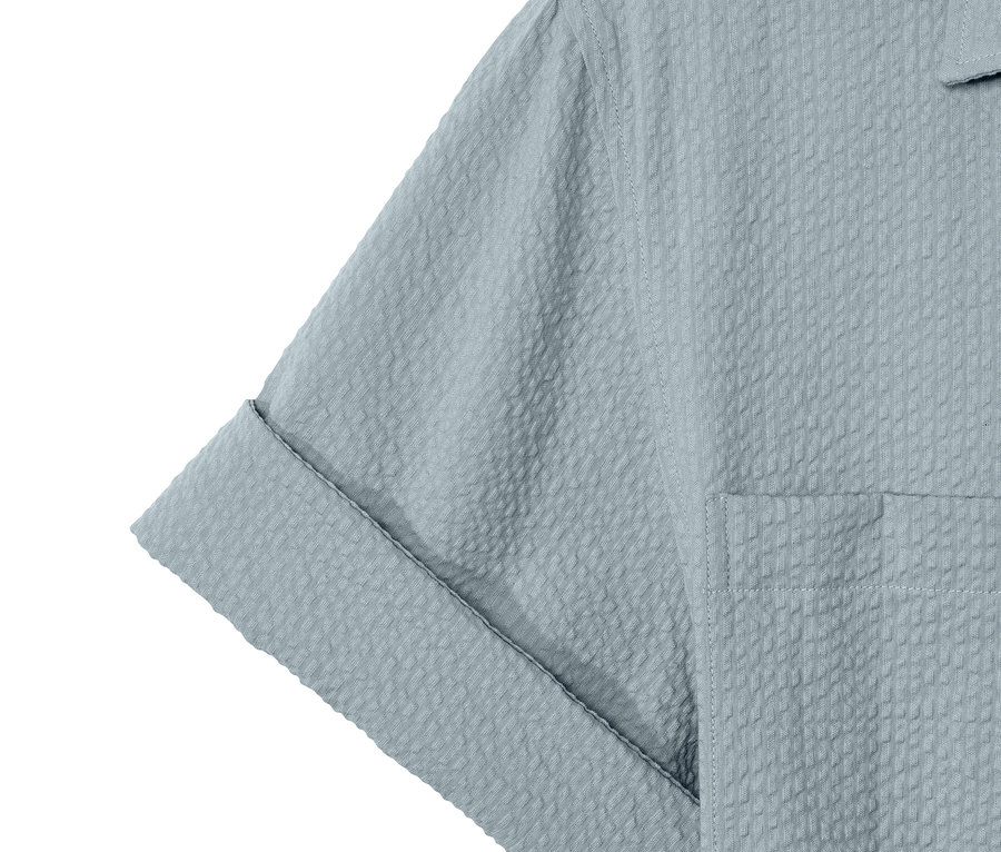 Gros plan sur une robe en seersucker NAH/STUDIO en coton, coloris Stormy Grey.