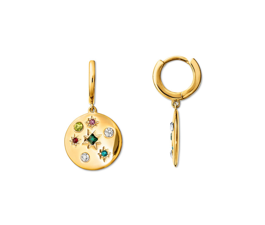 Deux créoles dorées avec pendentifs multicolores sur fond blanc.