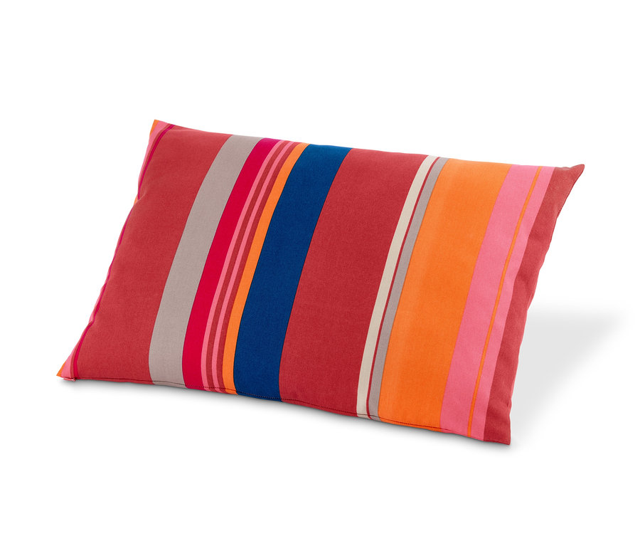 Coussin décoratif avec des rayures colorées.