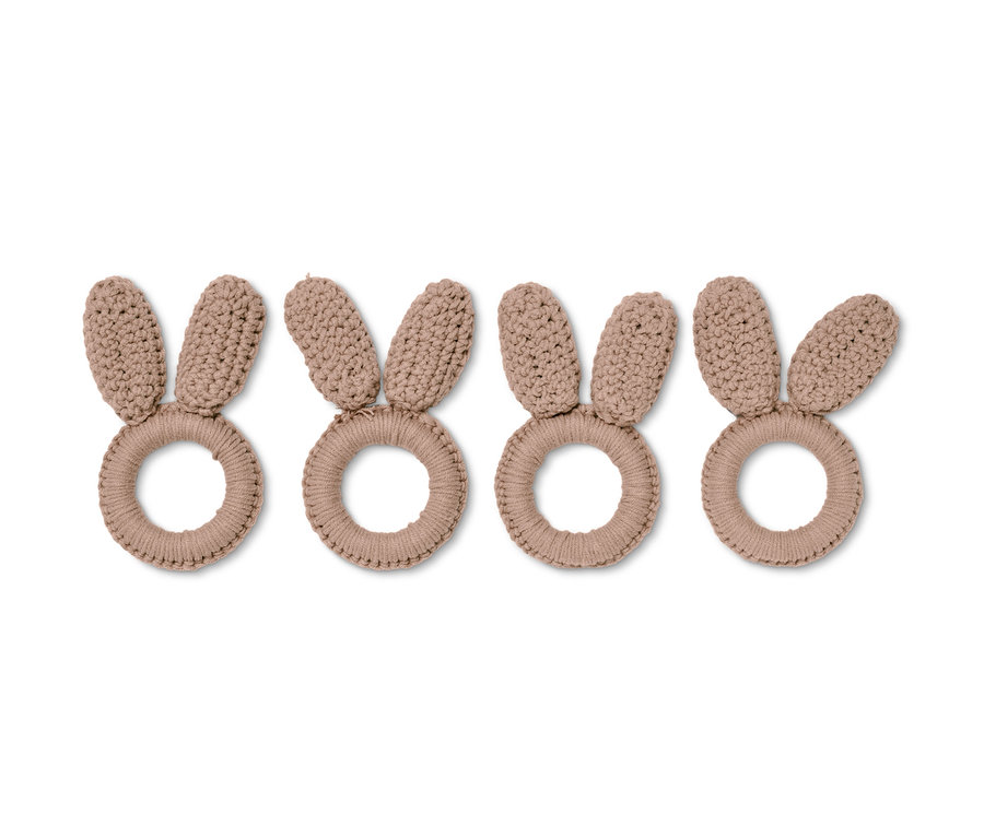 Quatre ronds de serviette marron en crochet en forme de lapin.