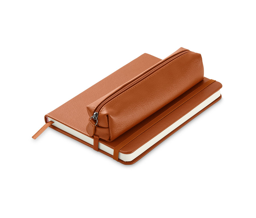 Un carnet de notes marron avec une trousse à crayons sur un fond blanc.