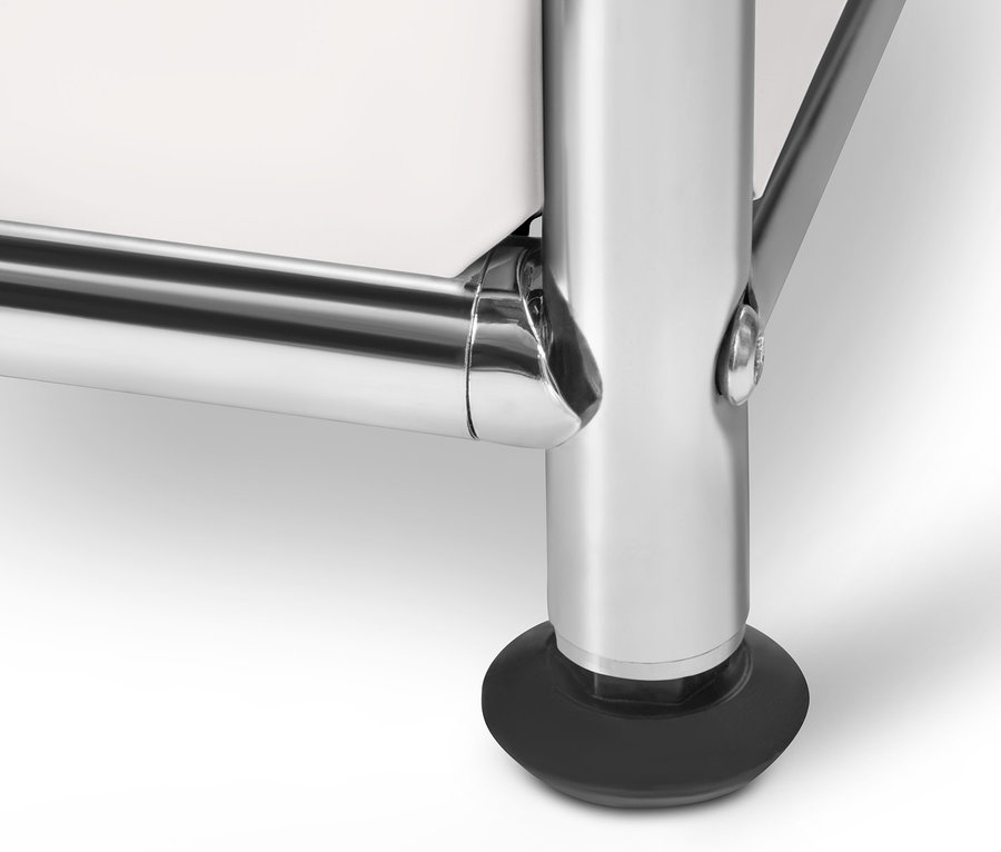 Détail d'un système d'armoires en métal « CN3 », blanc avec un pied noir.