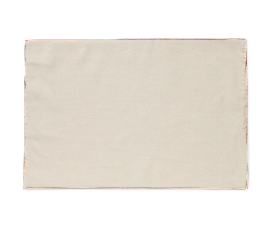 Détail d'un set de table réversible beige.