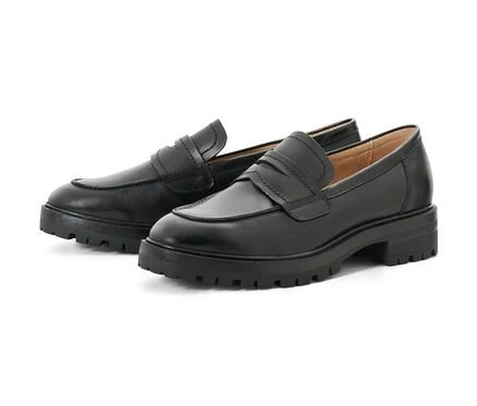 Deux mocassins en cuir sur fond blanc.
