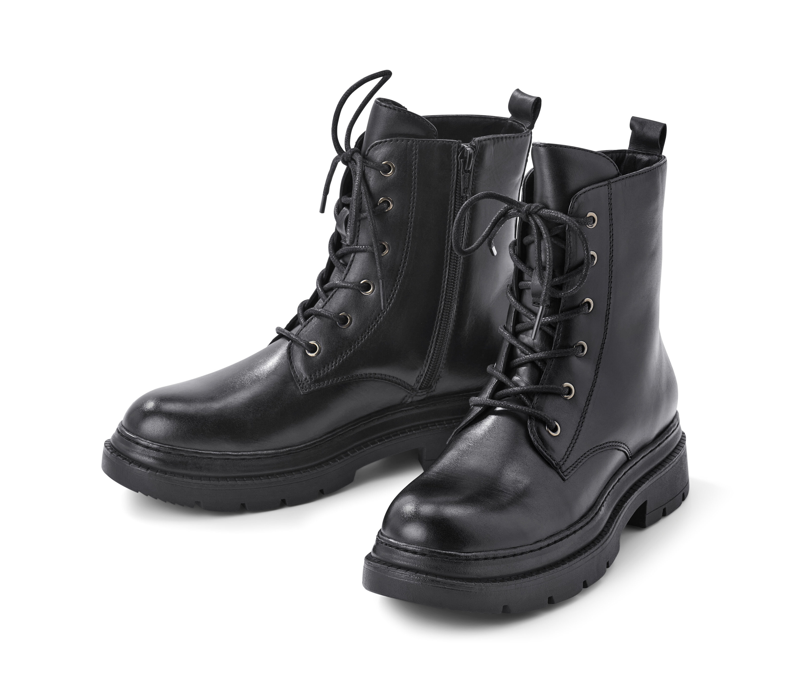 Deux bottines en cuir noires avec des lacets.