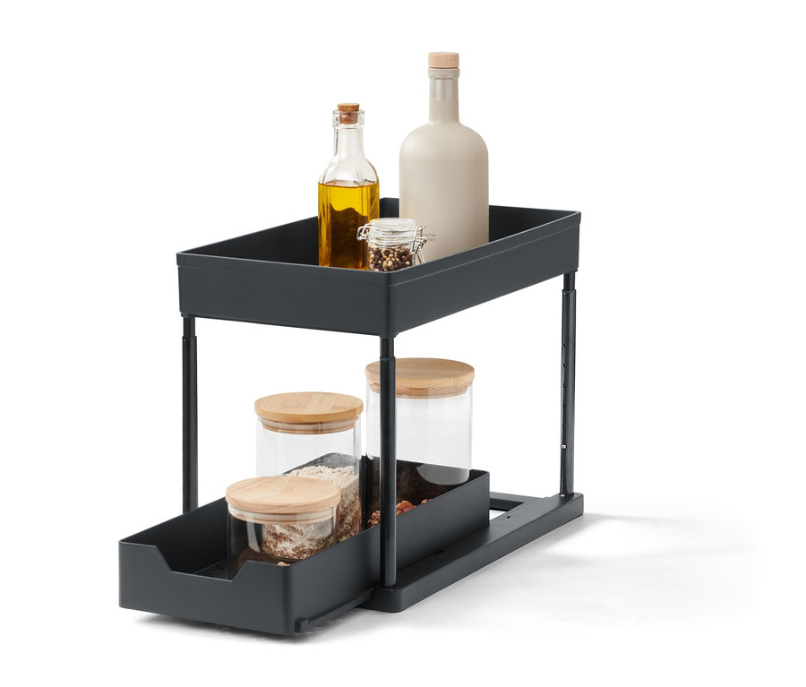 Un système de tiroirs pour placard à deux niveaux avec des huiles et des épices.