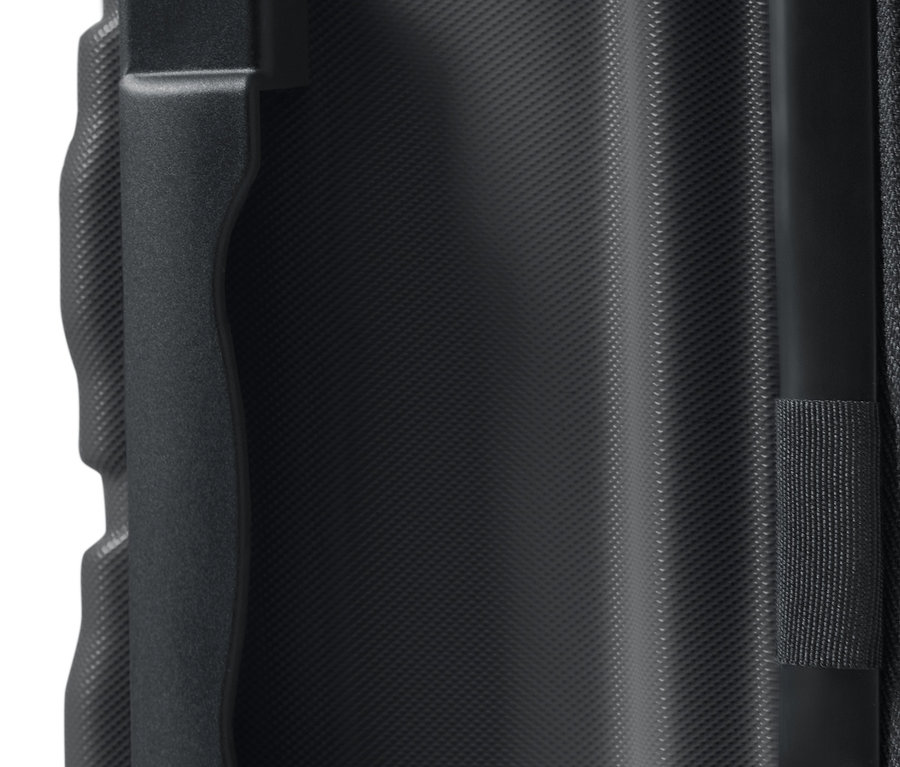 Détail d'une valise rigide, moyenne, avec poignée et fermeture éclair.