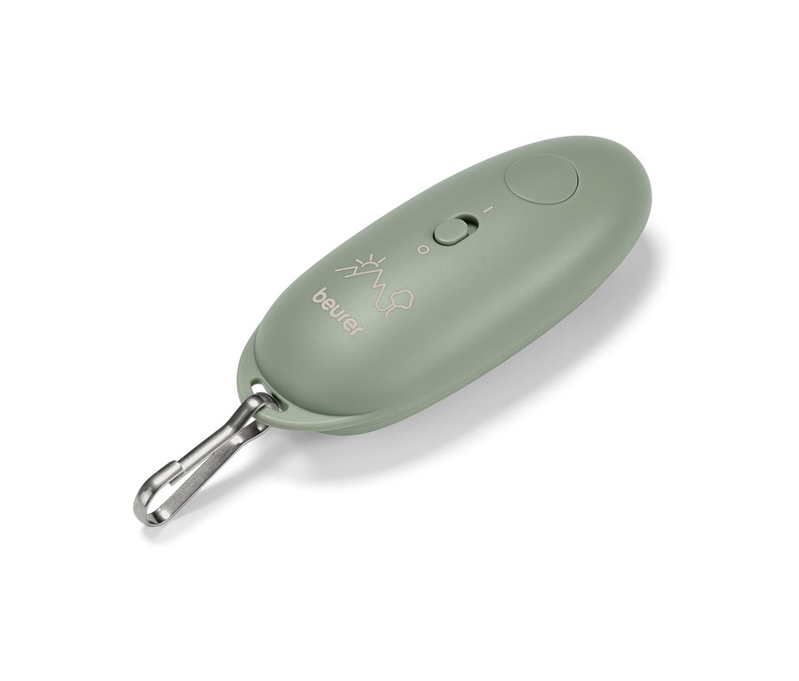 Un appareil vert pour soulager les piqûres d'insectes Beurer « BR10 » avec un mousqueton en métal.