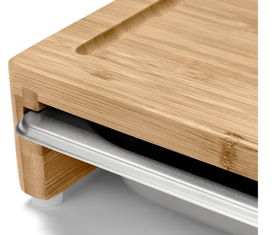 Gros plan sur une planche à découper avec un tiroir en métal.