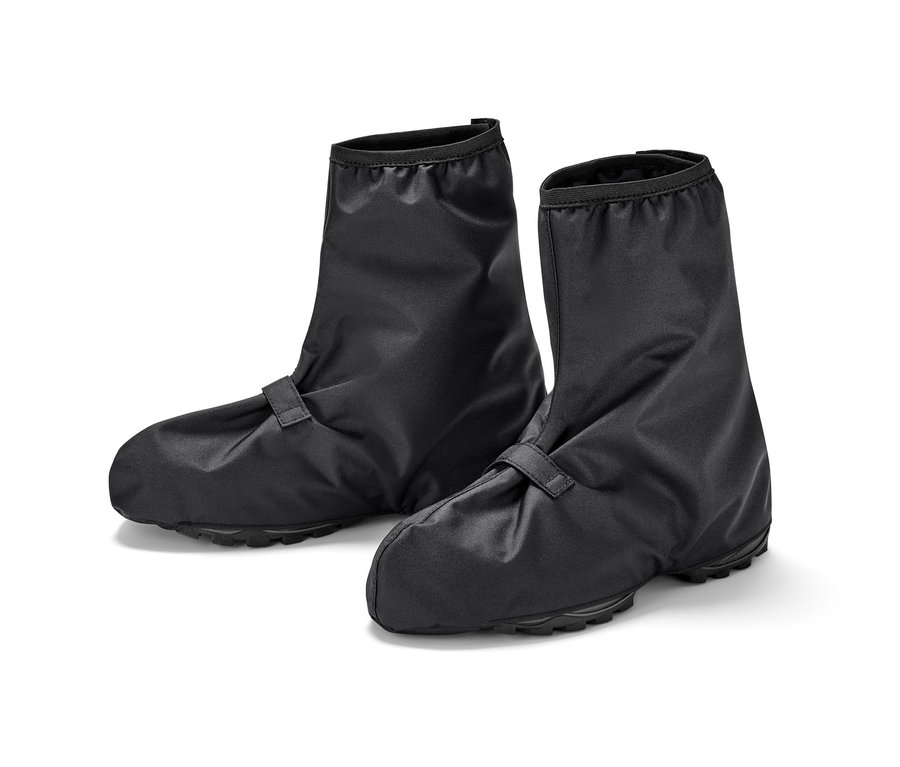 Deux couvre-chaussures de pluie noirs sont placés côte à côte sur un fond blanc.