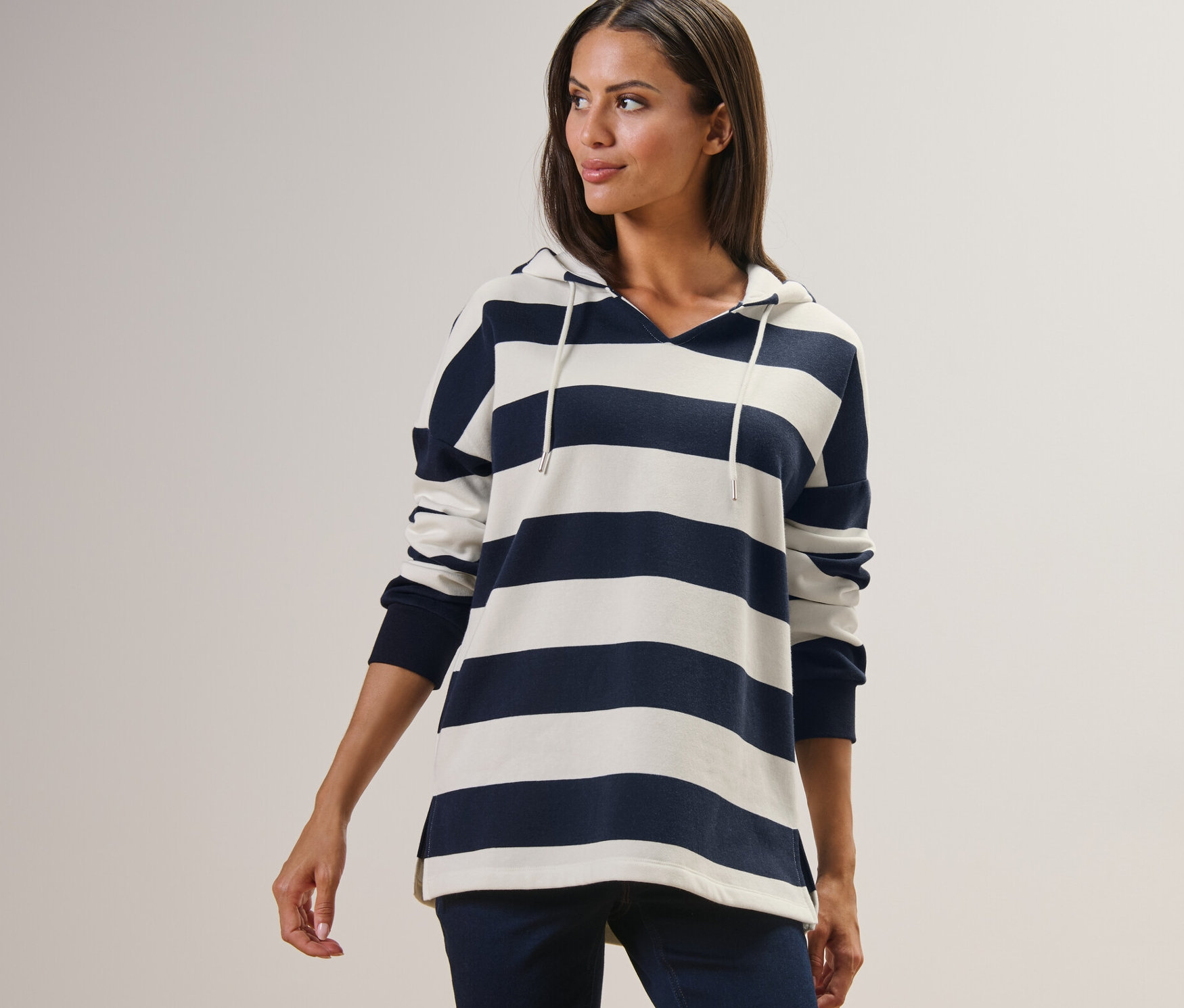 Femme portant un sweat à capuche à rayures.