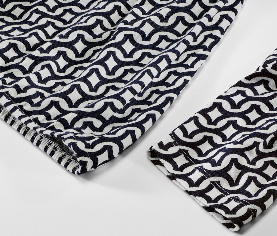 Détail d'une blouse imprimée bleu marine.