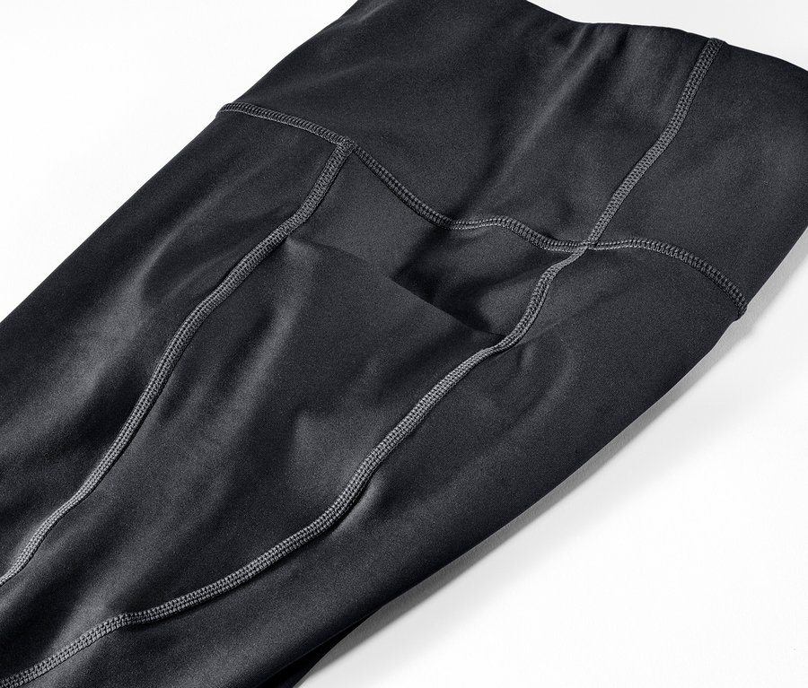 Gros plan sur un legging de sport 3/4 noir.