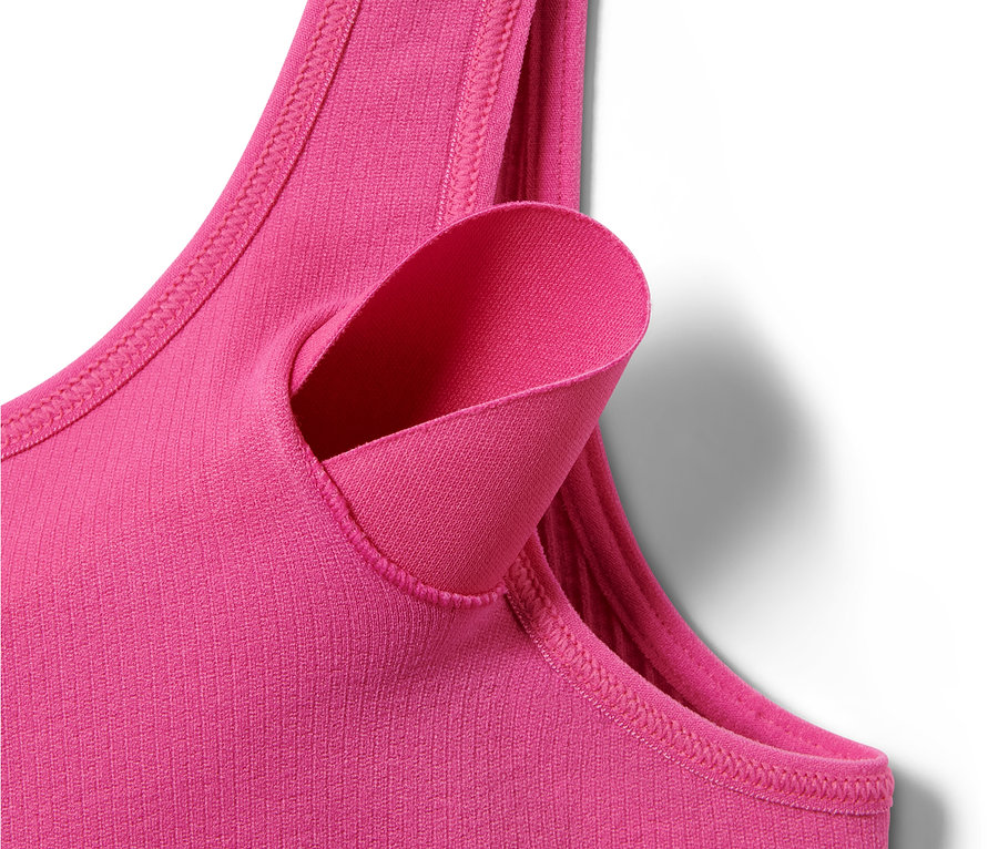 Détail d'une brassière de sport sans coutures rose.