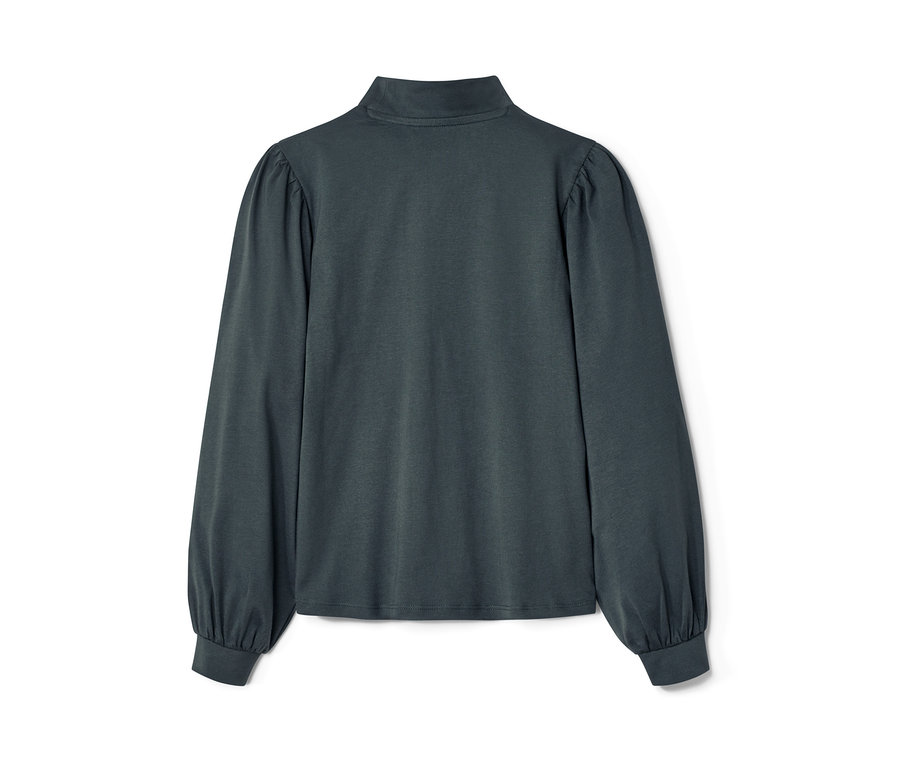 Gros plan sur un t-shirt à manches longues pour enfants bleu ardoise sur fond blanc.