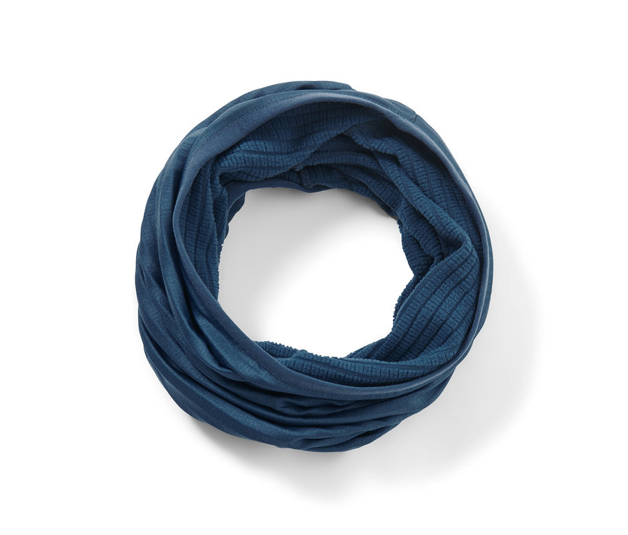Un foulard multifonction bleu enroulé en cercle.