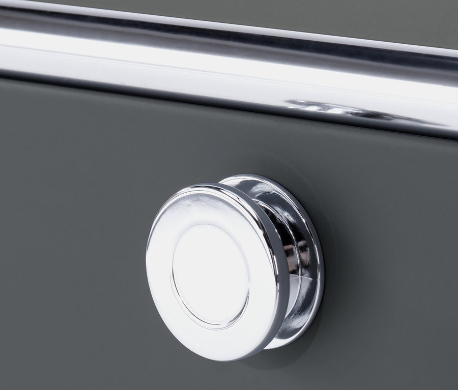 Gros plan sur un buffet bas « CN3 » gris avec une poignée chromée et un bouton rond.