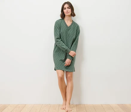 Femme debout portant une robe d’intérieur.