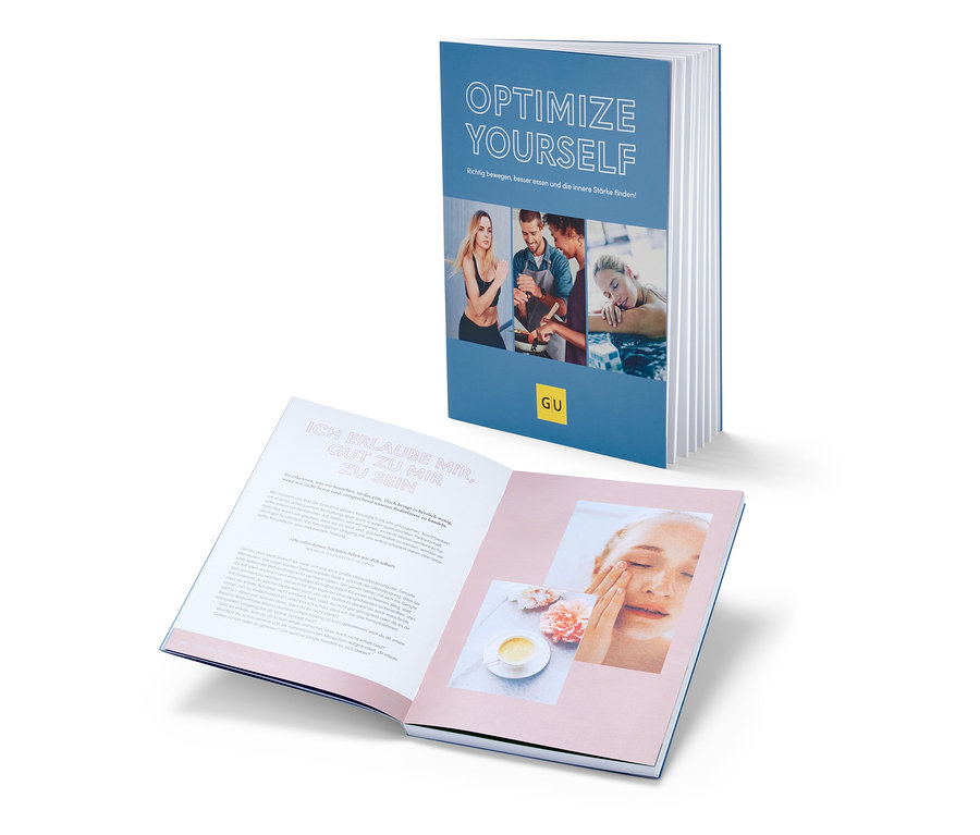 Deux exemplaires du livre « Optimize Yourself », un fermé et un ouvert.