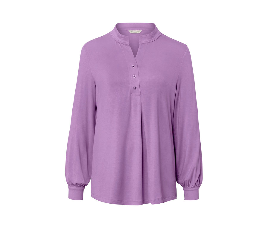 Gros plan sur une blouse lilas avec patte de boutonnage.