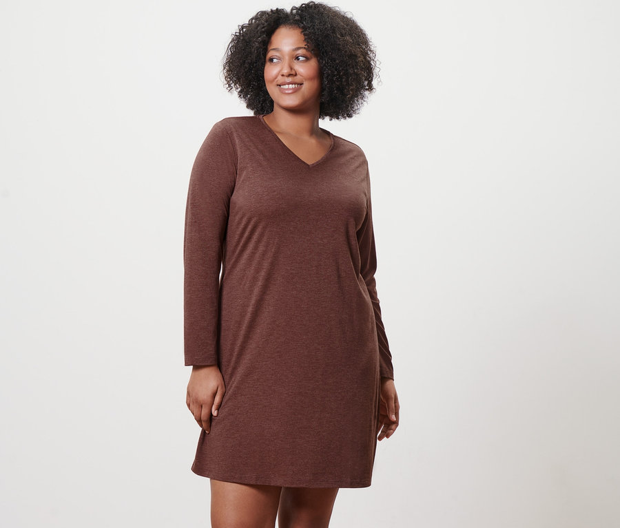 Femme portant une chemise de nuit marron.
