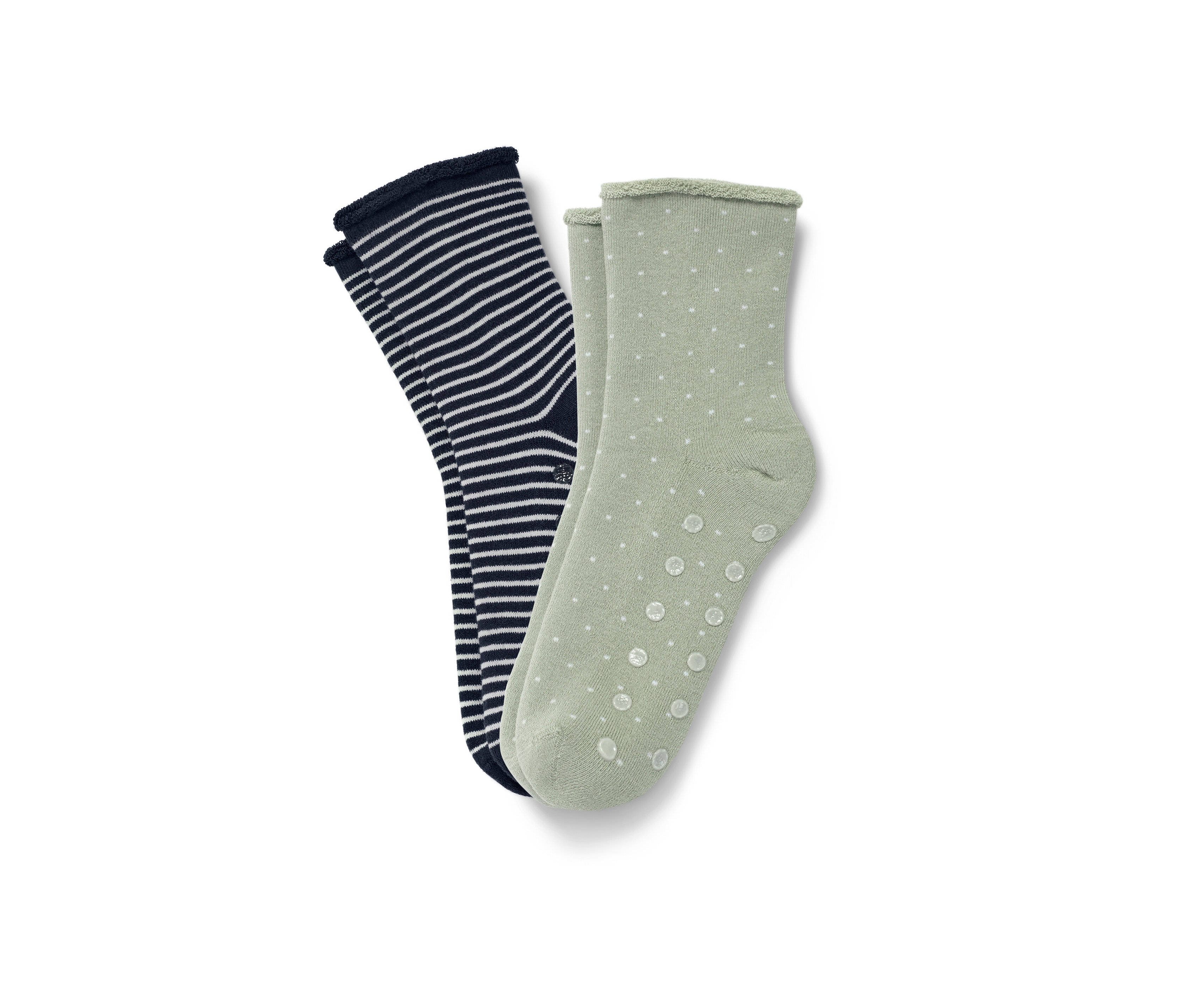 Deux paires de chaussettes hygge : une paire est bleu foncé avec des rayures blanches, l'autre vert clair avec des points blancs.