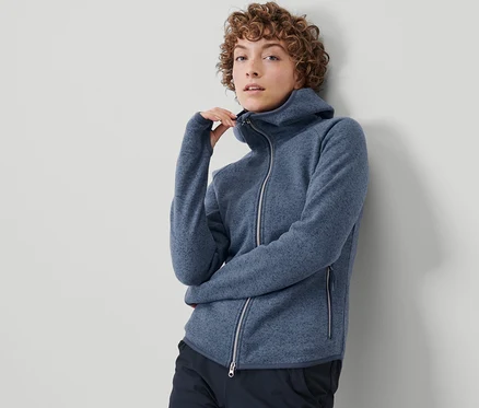 Femme fermant sa veste en maille polaire.