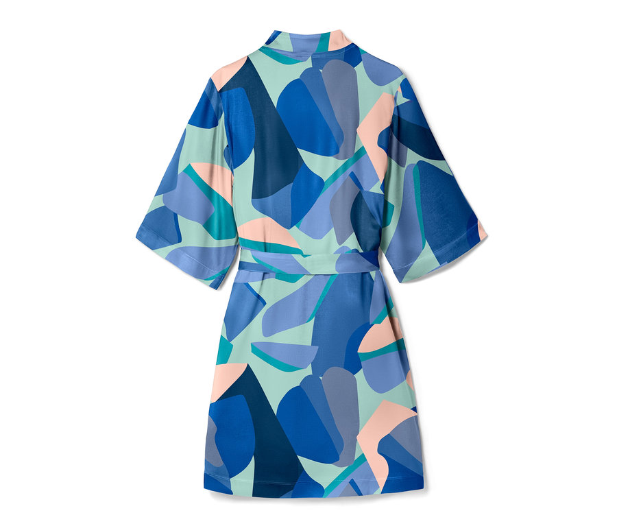 Robe de chambre bleue à motifs.