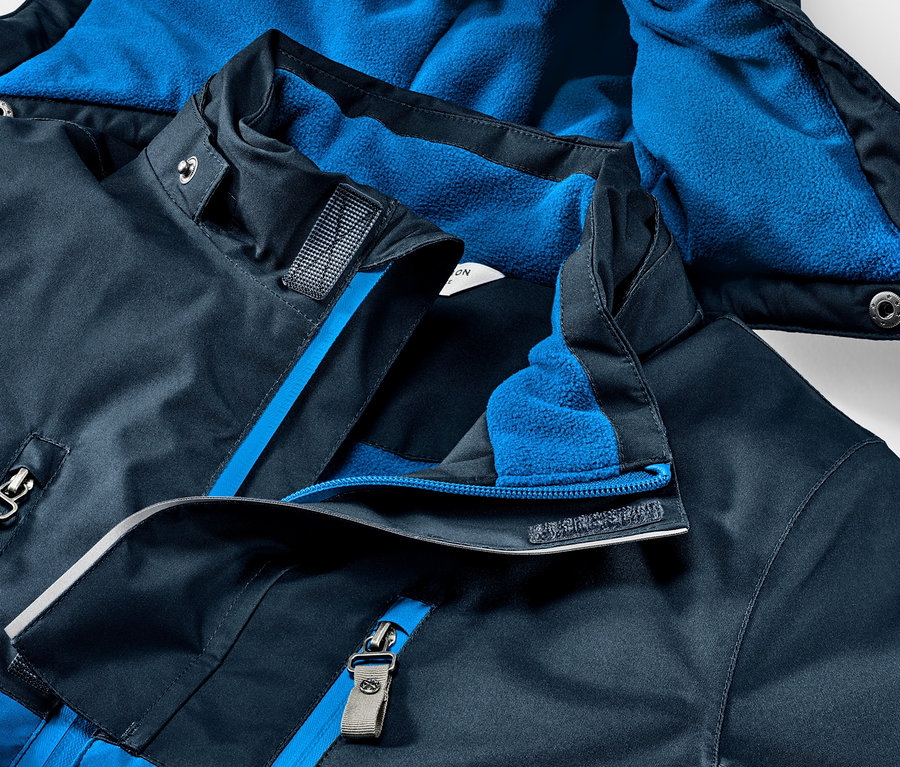 Gros plan sur une veste de ski bleue pour enfant.