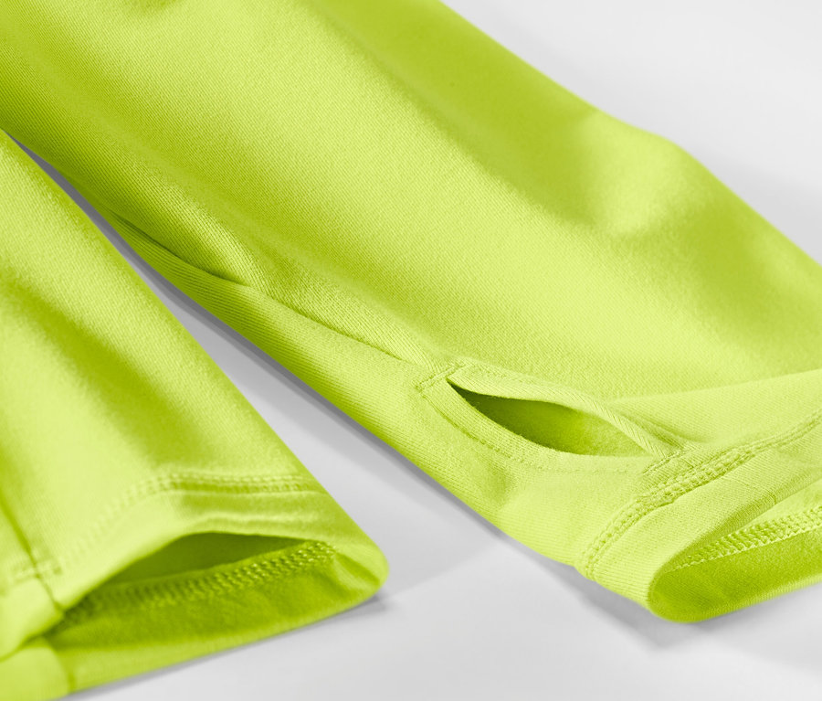 Gros plan sur un t-shirt technique thermique vert fluo avec des trous pour les pouces.