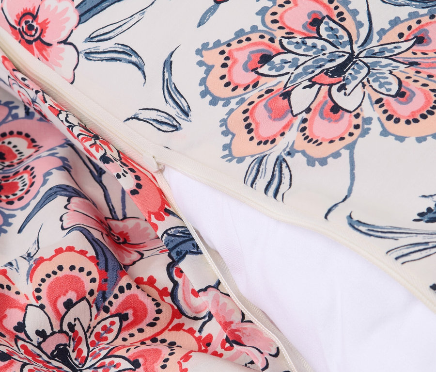 Détail de la parure de lit en renforcé couleur crème avec motif floral et fermeture éclair.